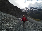 27 Salendo sul sentiero nel grande ghiaione